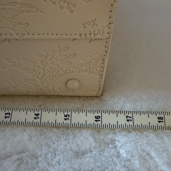 Betsey Johnson "skulltastic" 2 PC large skull tote and wristlet XOKIARA2 white - Picture 9 of 13